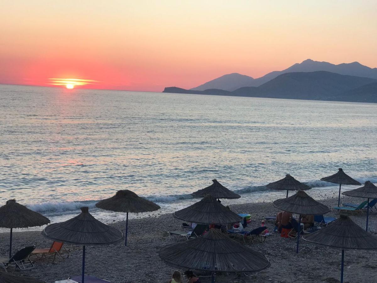 Tropikal Freskia Bunec Sarande Bagian luar foto